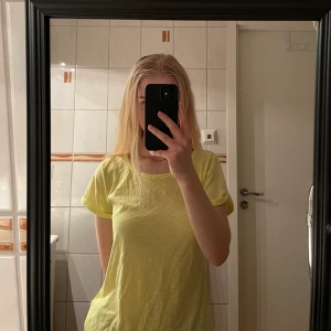 T-shirt gul - Gul träningströja. Skriv privat för fler bilder. Tryck inte på knappen köp direkt 