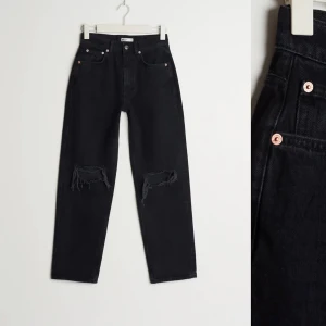 Svarta high waist jeans  - Ett bar jeans från Ginatricot som sitter så fint på kroppen . Helt ny med prislappen på. Storleken var för lite för står på mig. Köpte den för 190 kr och tänker sälja den för 135. Jeansen är slutsåld nu på Gina så passa på tjejer. 