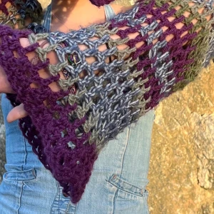 Bolero med utsvängda ärmar - Bolero med stora maskor och blandade färger.