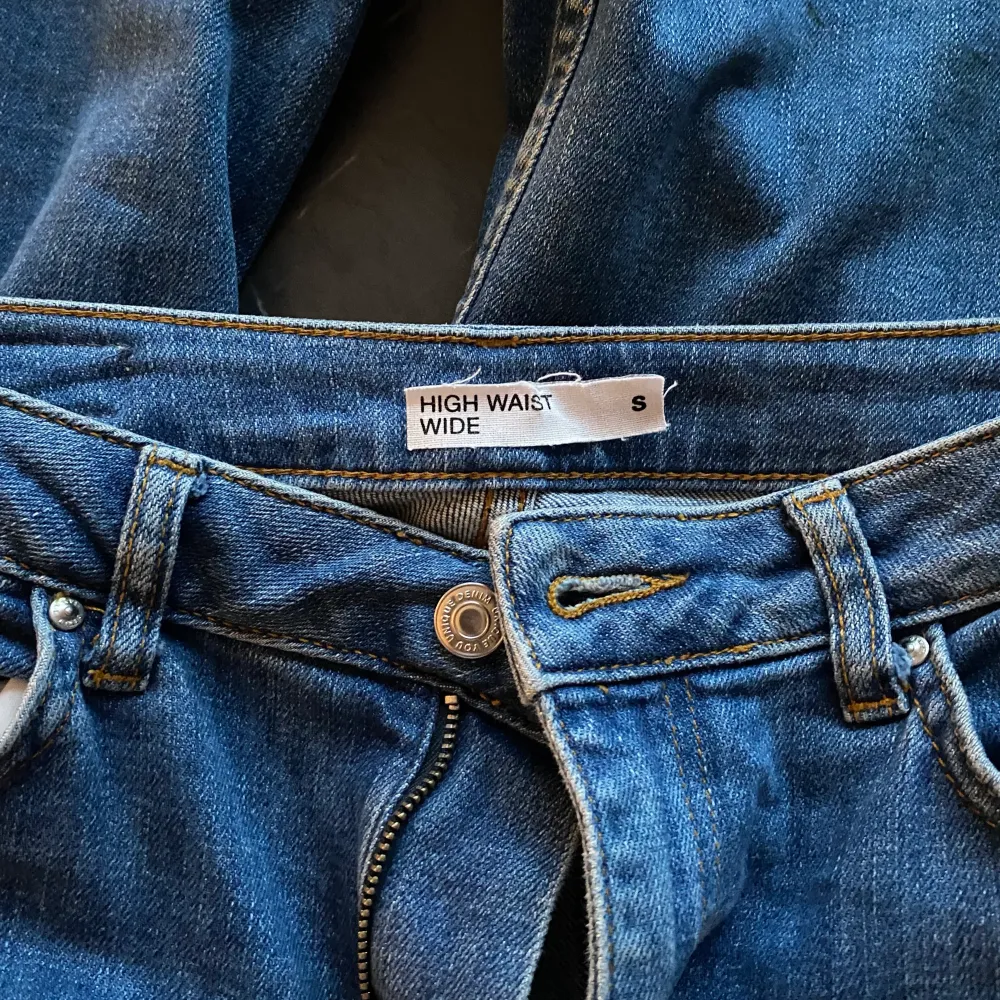 Ett par mörkblåa jeans från Cubus i strl S som är använda en del men det är inget som synd mer än på lappen som är lite lös. Nypris 399kr💙. Jeans & Byxor.