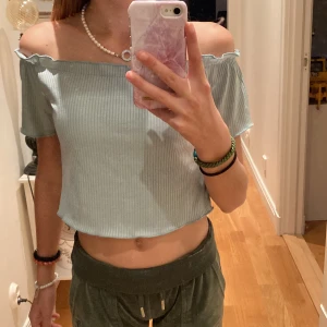Off shoulder topp - Intressekoll på min off shoulder topp som jag köpte utom lands som är sparsamt använd❤️ Den är i storlek 150 men passar mig som brukar ha storlek xs/s