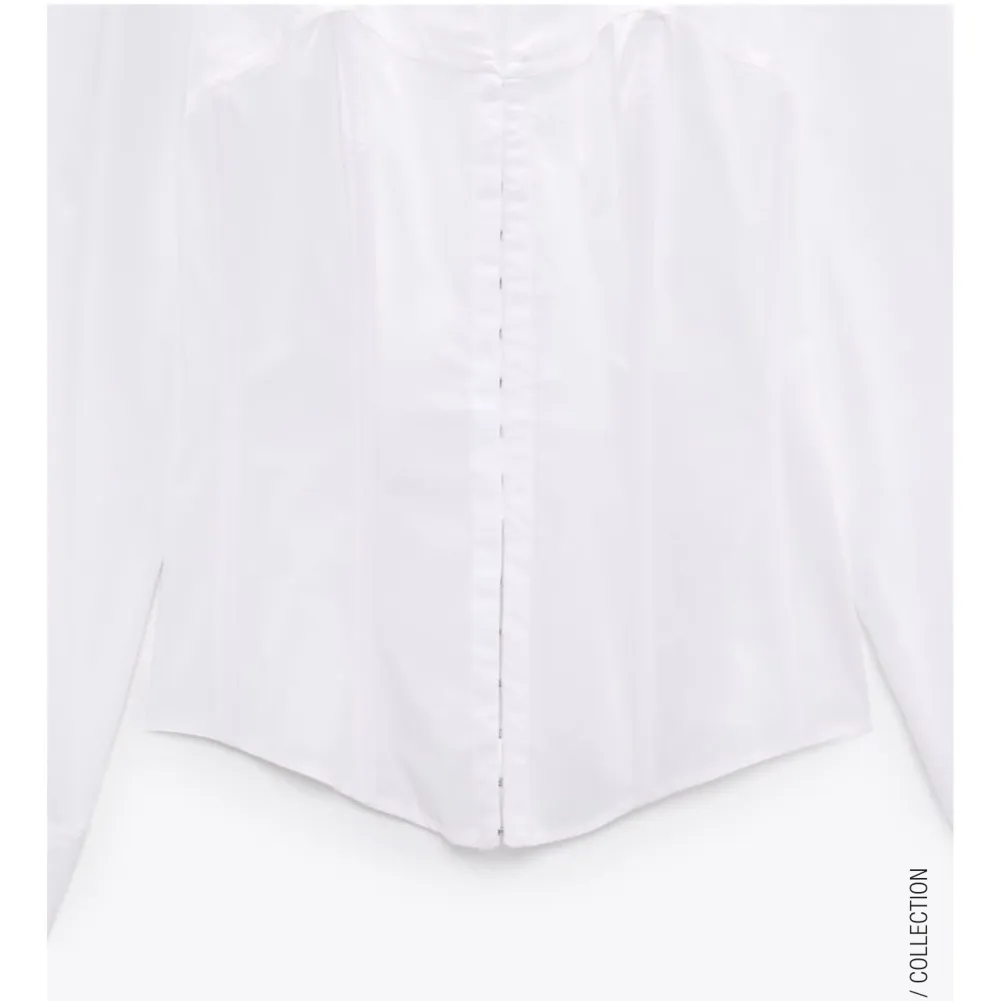 Säljer denna oanvända skjorta från Zara i storlek M. Den är lite mindre i storleken enligt mig så jag skulle säga att det är en S. Ofta slut på hemsidan. Köpte den för 399+frakt. Lapparna är fortfarande kvar. Korsett i midjan.. Skjortor.