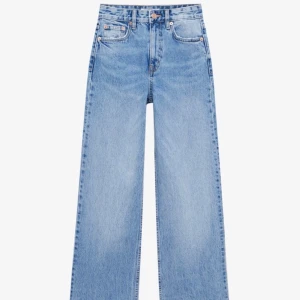 Jeans - Ljusblå jeans från pull&bear. Kan tyvärr inte skicka egna bilder då dem är för små