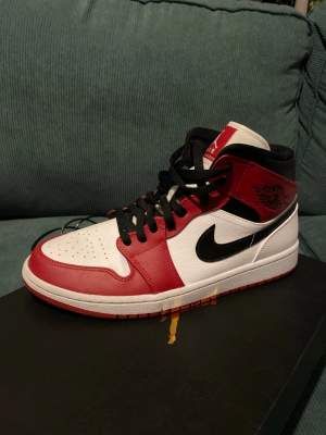 Knappt använda air jordan 1s chicago mid Kan säljas billgare vid snabb försäljning.  En crease på varsin sko