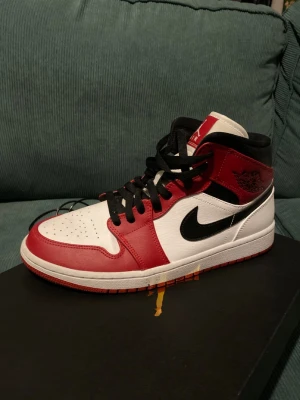 Jordan 1 Mid - Knappt använda air jordan 1s chicago mid Kan säljas billgare vid snabb försäljning.  En crease på varsin sko