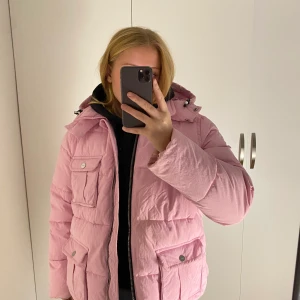 Rosa dunjacka Ganni - Säljer min rosa dunjacka från Ganni, då jag inte använder den längre tyvärr. Den är lite smutsig längst ner vid armarna men går att kemtvätta bort, för mer info och bilder skickas privat. :) Köpt 2020