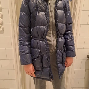 Dunjacka Ralph Lauren - En jättesnygg mörkblå Ralph Lauren jacka som blivit för liten. Den är ÄKTA! Jag kan mötas upp eller skicka via postnord💕