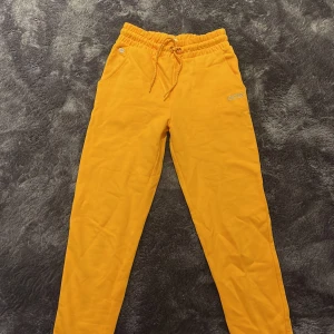 Orange mjukisar - Ett par skit skönnaaa mjukisar storlek 140 Pris kan diskuteras  OPS:TRYCK EJ PÅ KÖP DIREKT KONTAKTA FÖRST❤️