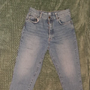 Mom Jeans - Säljer då jag växt ur. Köptes på BikBok för ca 2 år sen för 599kr. Dom ser ut som dom knappt är använda. Det står L som storlek i dom men passar mer S/M. Dom är inte stretchiga. Kan posta om så önskas, isf betalar du frakten.