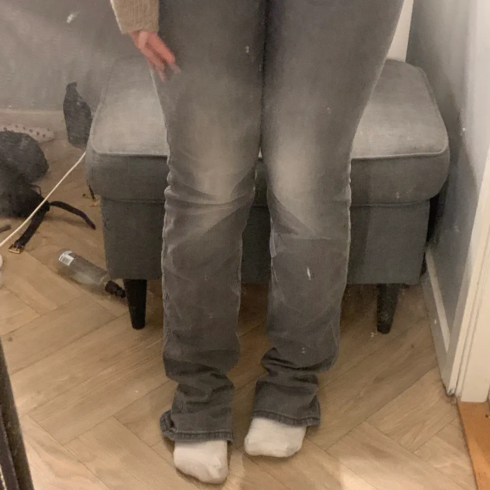 lågmidjade Lee jeans, dom passar mig som har 36-38 i storlek. är alldeles för långa på mig som är 1,60 cm. men är väldigt bekväma!💕   kontakta mig om du är en seriös köpare.🥰. Jeans & Byxor.