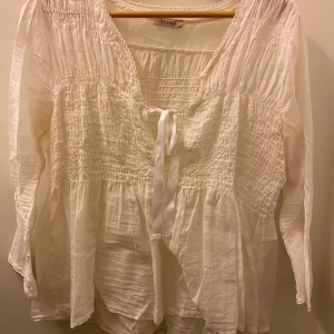 Vit blus - Vit fin blus från Tessie    Stl. S Använd