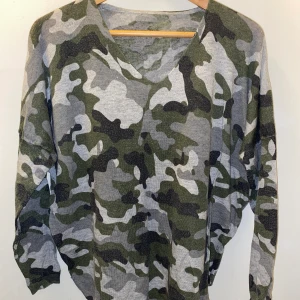 Kamouflage tröja - Gröna kamouflage tröja   Stl. S/M Ny skick, oanvänd