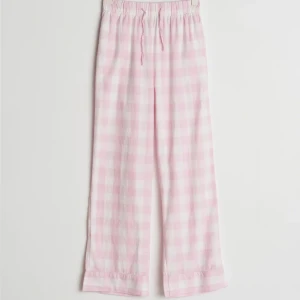 Byxor - Säljer dessa fina pyjamasbyxor från GinaTricot. De är i bra skick. Skriv för fler bilder och vid intresse.😊🫶🏻