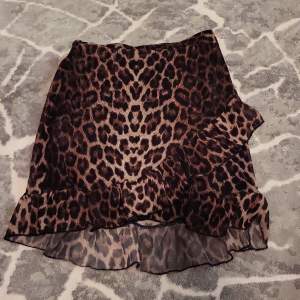 Snygg leopard kjol