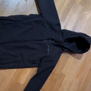 Sail racing jacka - En bra jacka skulle beskriva den 9/10. Kan frakta eller mötas upp i Göteborg 