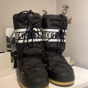 Moon boots - Säljer mina höga moon boots som jag fick i födelsedagspresent förra året,säljer dem då jag inte har någon användning av de och ska köpa ett par andra skor nu i vinter. Jag har storlek 38/39 i vanliga skor och gick upp till storleken 39/41 💓 