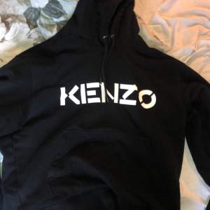 Båda två i storlek S äkta med kvitto till Kenzo hoodien, väldigt bra skick då de knappt är använda. Priset kan sänkas vid snabbaffär