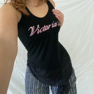 Fint linne - Söt linne med en rosa text och lite spets nertill