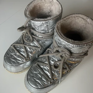 Inuikii Bomber Star Silver - Använda 1 vinter, absolut slitna, därav priset. strl 41 men passar även 39 och 40. jag har 39,5 i vanliga fall.