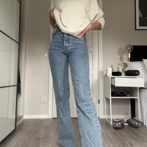 Jeans från bikbok - Snygga raka jeans från bikbok i väldigt fina skick. Säljer då som blivit för små. Ordinarie pris 499. Köparen står för frakten 