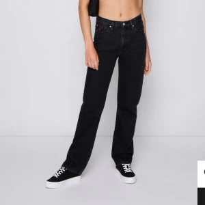 Jeans - Svarta jeans från Calvin Klein, strl 26. Nypris 1195