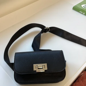 Väska  - En väska som Köptes för 300kr minns inte vart men de är en magväska super fin och smidig 