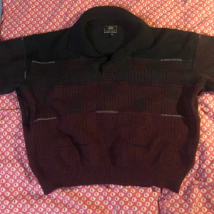 Stickad tröja med krage - Köpt second hand för ett tag sen. Jag älskar den, men den är inte riktigt min stil längre. Skicka för fler bilder FRAKT INGÅR EJ!