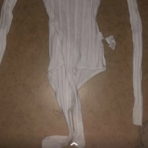 Skit din och tajt  - Den är inte genomskinlig och är skön och tajt 