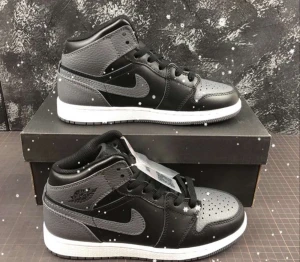 Jordan 1 Mid Black Dark Grey - Valfria storlekar Kvitto medkommer Stock-X verifierade Frakten står vi för!   Hör av er !