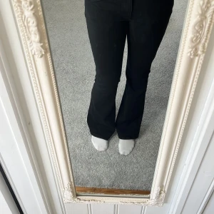 Jeans - Säljer dessa lågmidjade jeans från Gina tricot. Använd 1 gång, fint skick! Pris kan diskuteras!💗