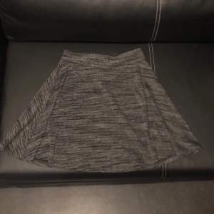 Super söt kjol. Lite kort bara.  Från FB sisters Storlek s/xs. Köparen står för frakt.💕