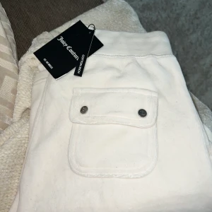 Juicy couture byxor helt nya - Säljer vita jätte fina Juicy Couture byxor i storlek M. HELT nya med prislapp på. Fick i present men är för små på mig. Ny pris 1 100 