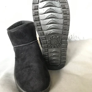 Mocka med gummisula - Helt nya sköna mocka ”uggs” med gummisula. Låga och smidiga.