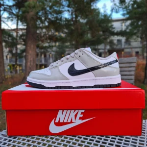 Nike Dunk low "Light Iron Ore" - Hej!     Säljer ett par helt nya, otestade, Nike dunk low light iron ore i storlek 38.5, köpta från Nike. Skriv ifall ni har några frågor 😁