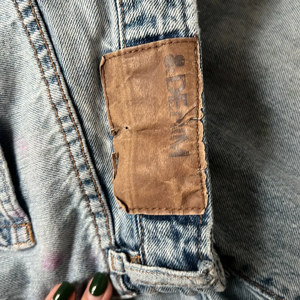 Vintage fit cropped boyfriend jeans med hög midja från H&M & Denim. Helt okej skick men lite slitna här och där som bilderna visar.   Original pris: 299kr Frakt: 29kr. Jeans & Byxor.