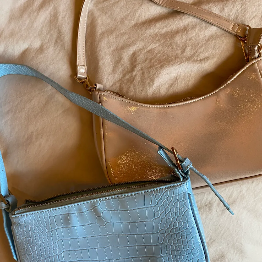 Jättesöt baguette väska i ljusblå som inte kommer till användning, från Gina tricot  Skimrande beige/rosa väska från bikbok, inga defekter☺️  100kr styck. Väskor.