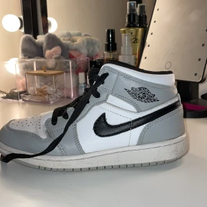 Skor  - Säljer mina gråa Jordans då dem inte kommer till användning längre, dem bara ligger i min garderob. Ny pris 2000