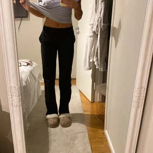 Kostymbyxor - Kostymbyxor från Mango- medelhög midja och långa i benen. Är 177cm lång!