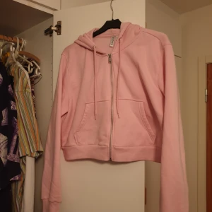 croppad hoodie + matchande byxor - rosa mjukis-set, överdelen är croppad,  har ingen bild på byxorna atm men bild kommer snart 