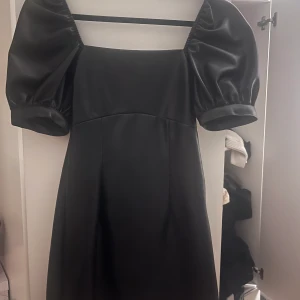 Skinn klänning - Säljer min super fina läder klänning som jag köpte från hm för något år sen. Säljer den då den aldrig har kommit till användning (enbart provat den)