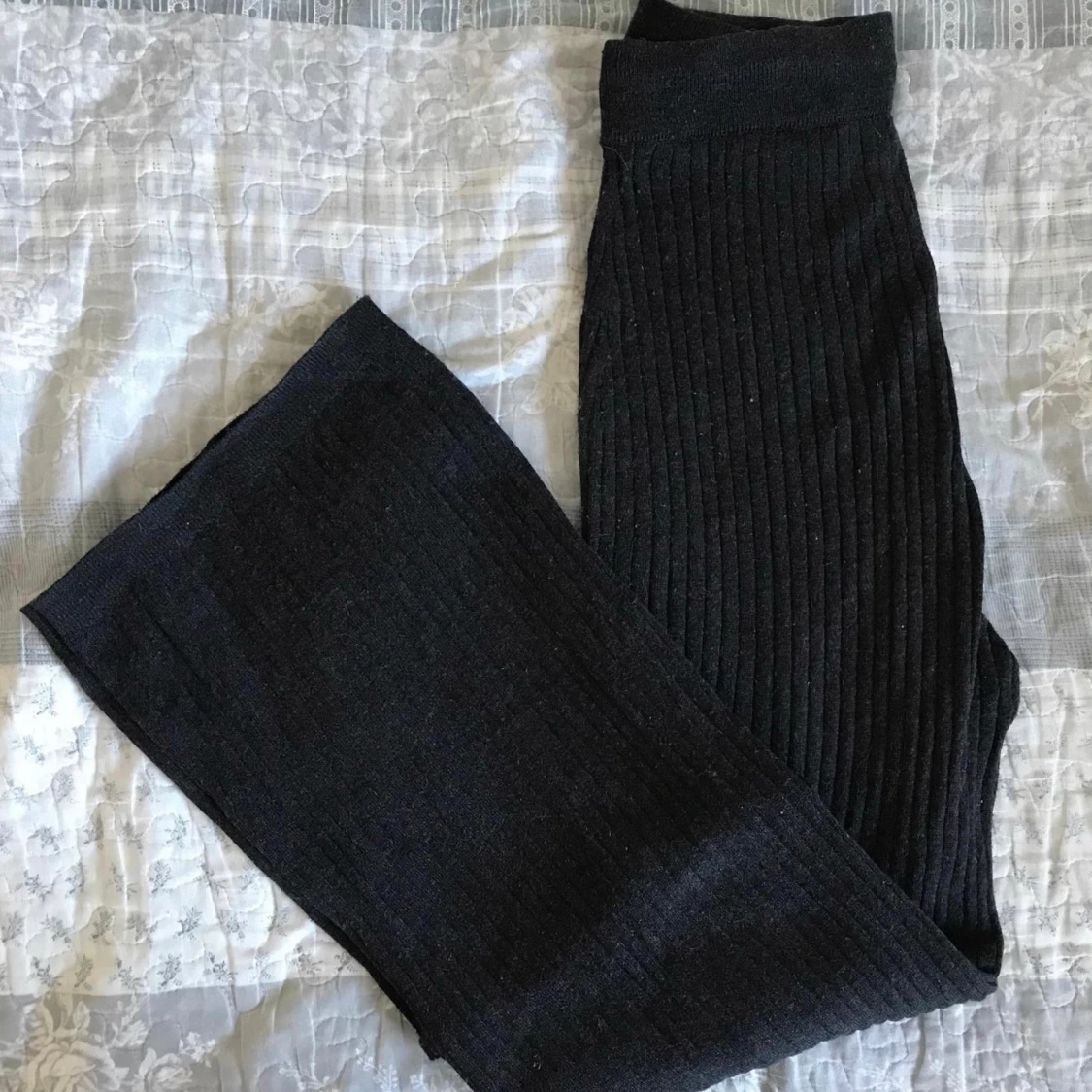 Gråsvart ribbad mysbyxa 