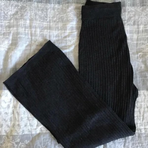Gråsvart ribbad mysbyxa  - Gråsvarta ribbade mysbyxor från h&m stl XS (passar mig som är en S) 