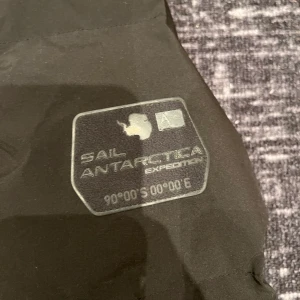 Sail racing vinter jacka - Säljer min sail racing i storlek S, är i helt ok skick och passar perfekt nu till vinter, ny pris är 4000kr 