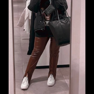 Skinnbyxor - Skinnbyxor köpta från nelly använda bara en gång. Original priset var 399kr. Säljer pga inte min stil längre. Köparen står för frakten.