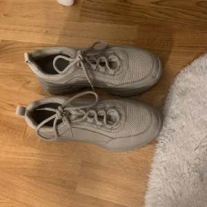 NA-KD sneakers  - Beige, normal i storlek, strl 39. Knappt använd. Nyskick.