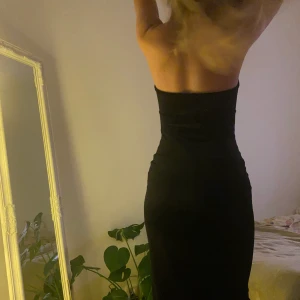 Svart långklänning  - Snyggaste långklänningen som man knyter i nacken! Jättefint skick, kom med prisförslag & frågor🌟