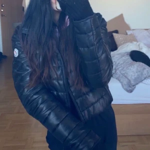 Moncler Jacka - Super fin moncler jacka som är jätte fin nu till vintern, håller dig varm oxå;)😄 Storlek S/M