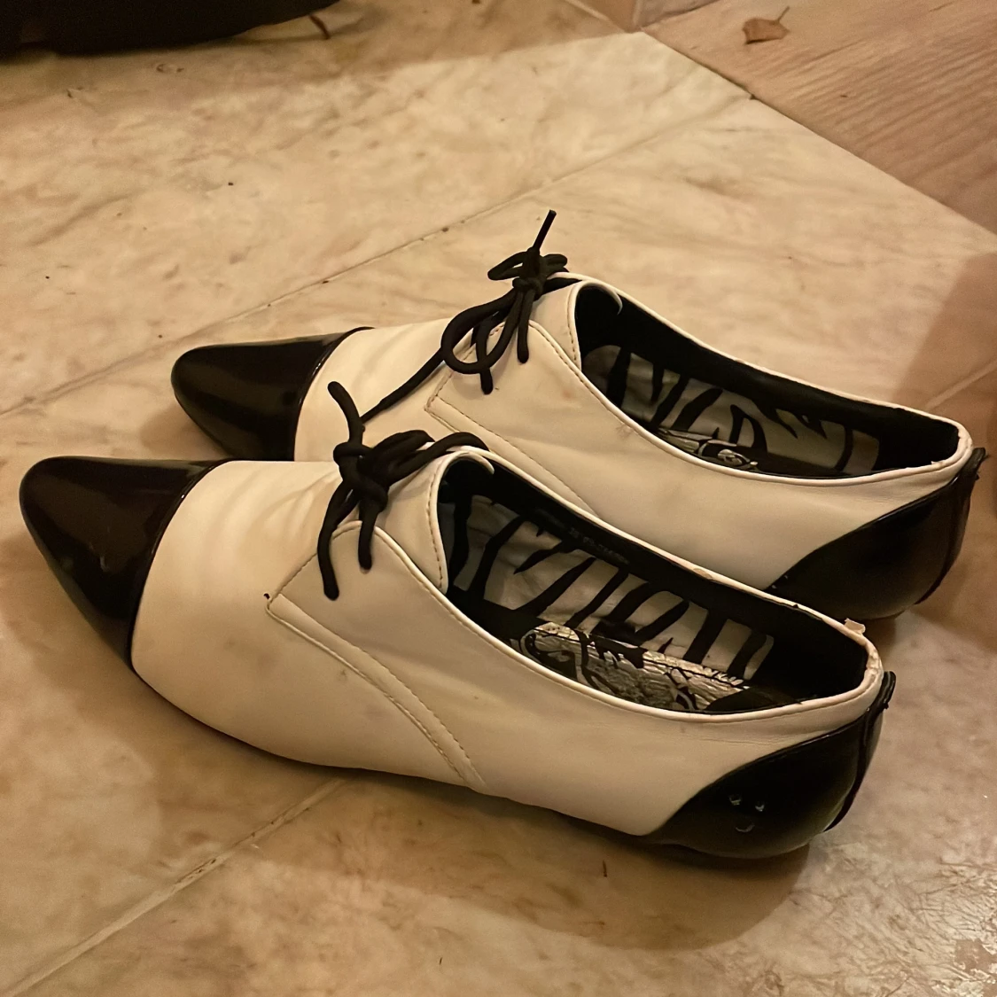 Fin skor glansiga svart vita  - 91