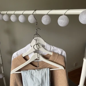 Stålkedje hängare  - Detta är en stål kedja där du kan hänga flera plagg så du skapar mer utrymme i garderoben (vi rekommenderar tre plagg så man ser dem). Vi vet att många har trångt i sina garderober och vi vill under lätta vardagen för just er😍😍👊 skriv för fler frågor