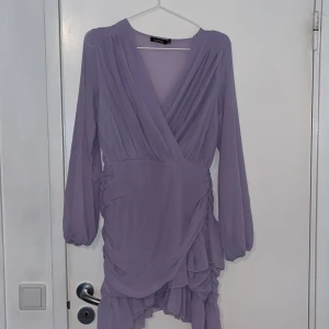 Lila boohoo kort klänning - Fin lika klänning från boohoo med dragkedja, aldrig använd, för liten därför säljer jag den. Säljer för 120kr+frakt